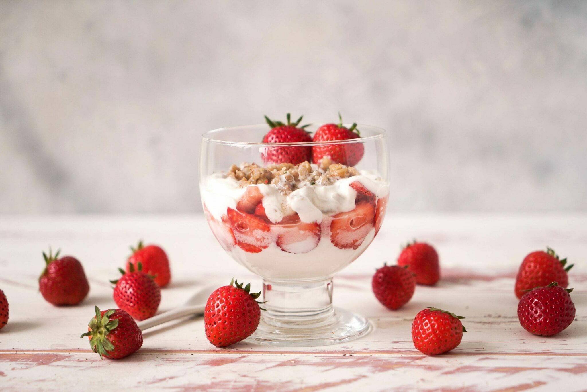 Keto Erdbeerquark mit süßer Walnuss