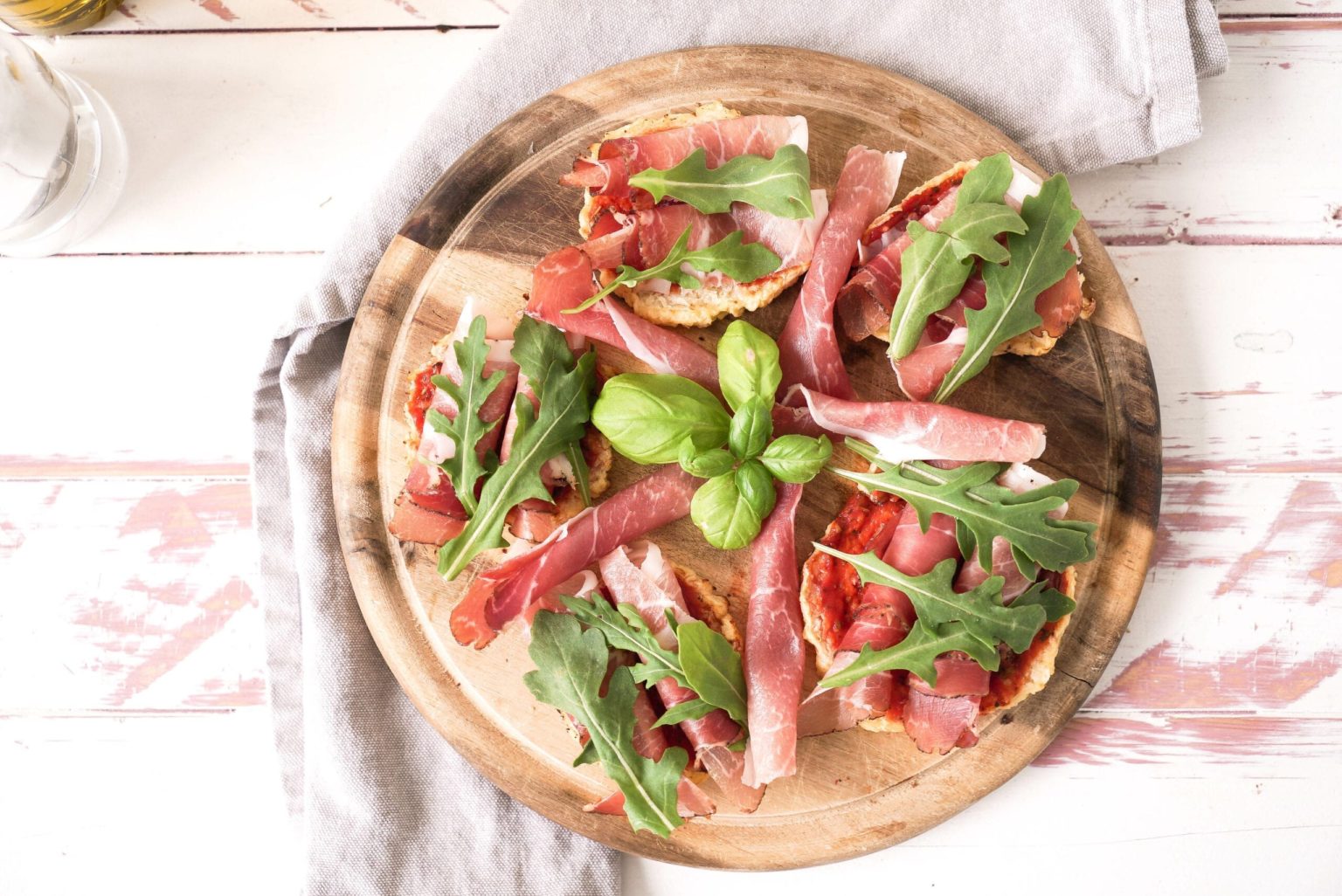 Keto Pizzettis mit Parmaschinken