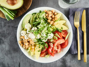 Tomate Avocado Salat mit Mozzarella