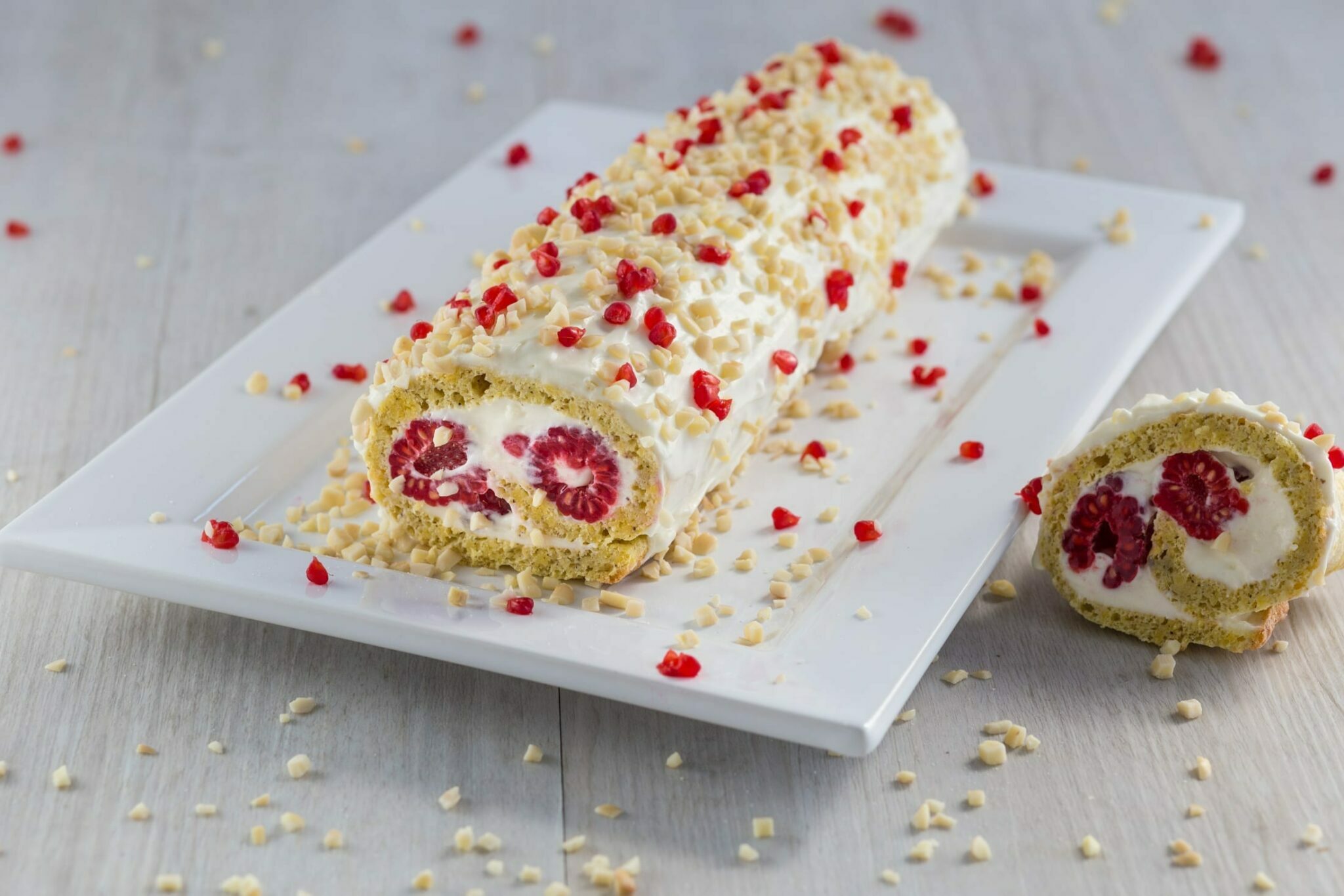Biskuitroulade mit Himbeeren