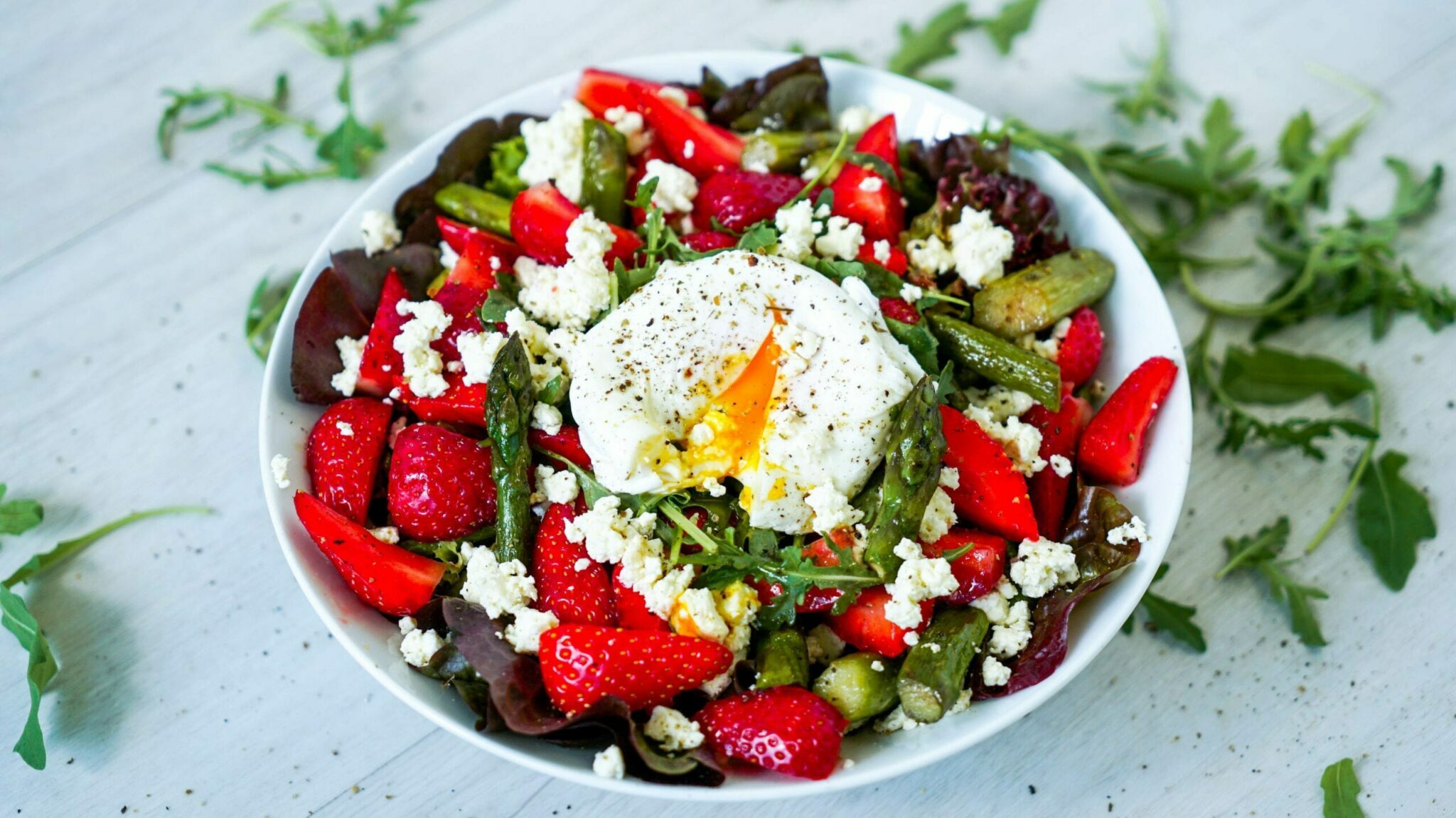 Salat mit Spargel und Erdbeeren