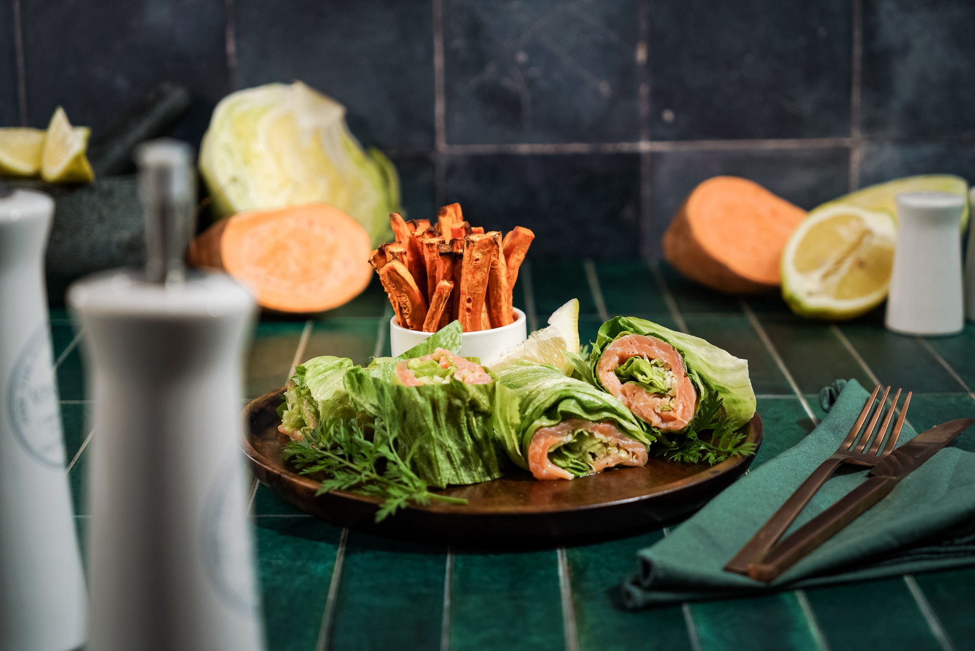 Eisberg-Wraps mit Lachs und Süßkartoffel-Pommes