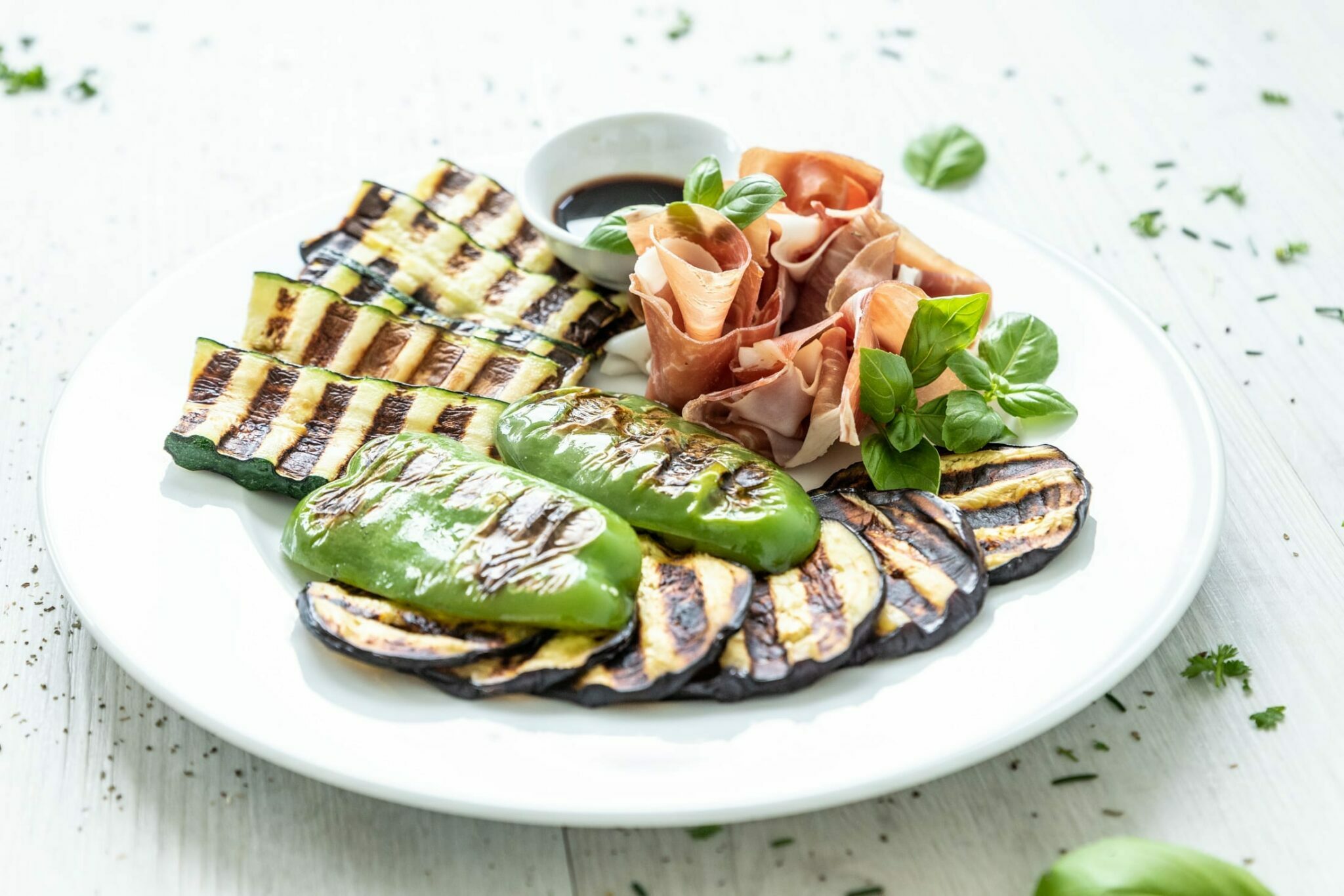 Gegrilltes Gemüse mit Parmaschinken – perfekt für den Sommer