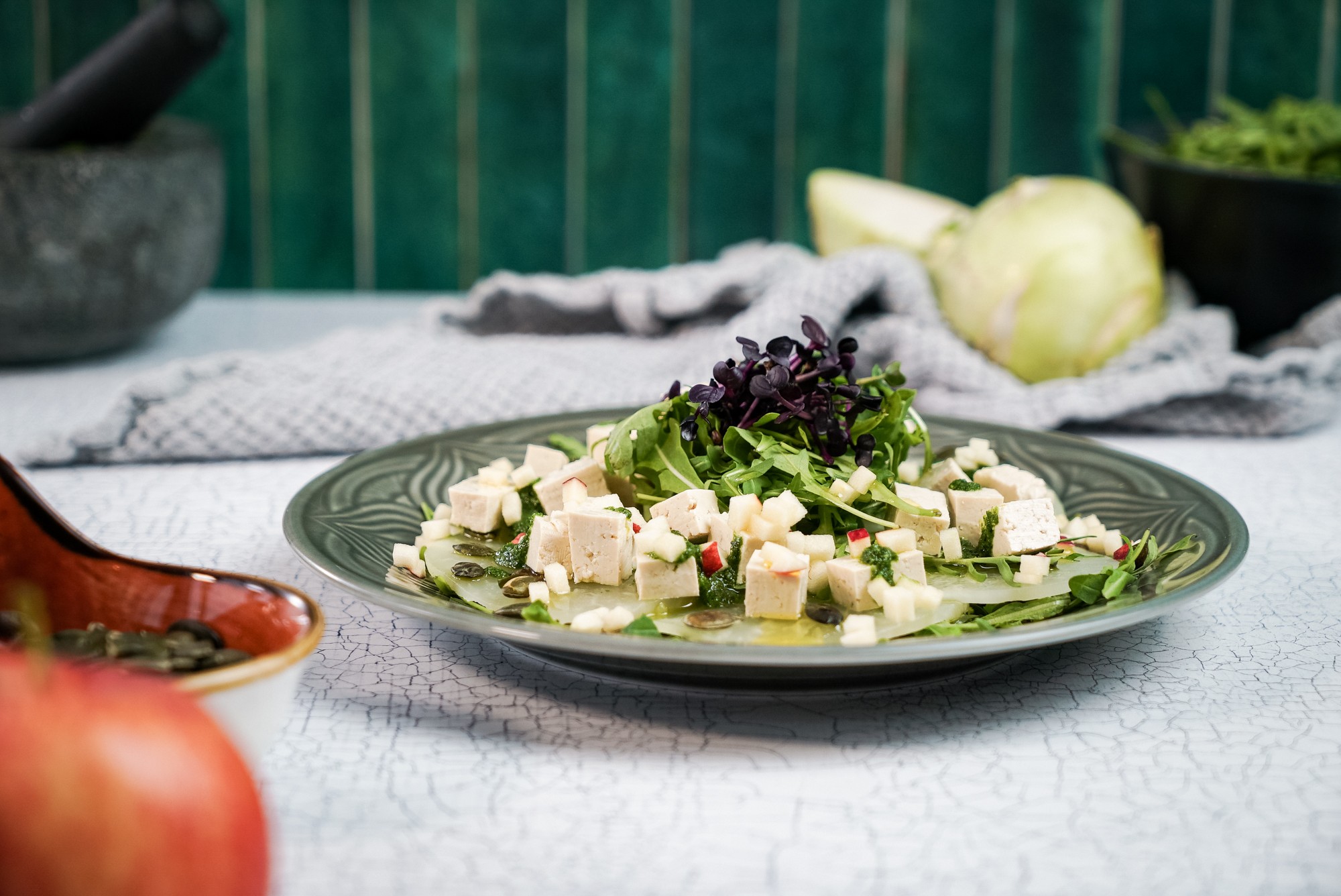 Kohlrabi-Carpaccio mit Pesto-Feta-Topping (Keto) | Foodpunk