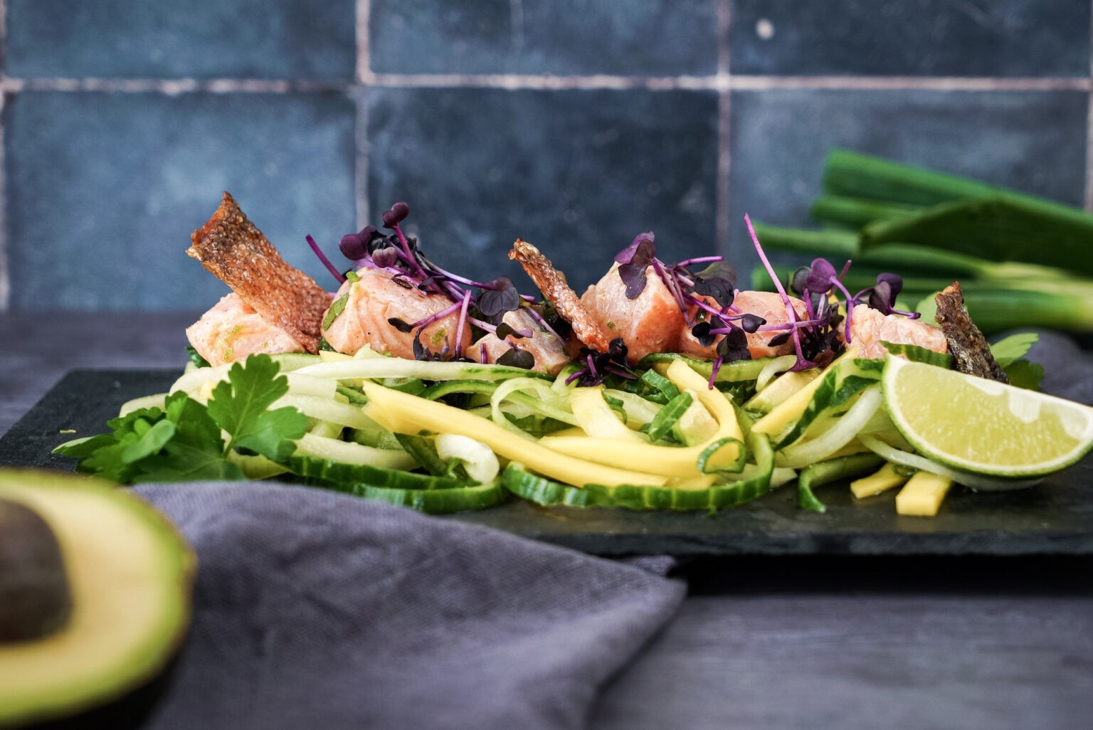 Ceviche vom Lachs mit frischem Gurkensalat (Keto) | Foodpunk
