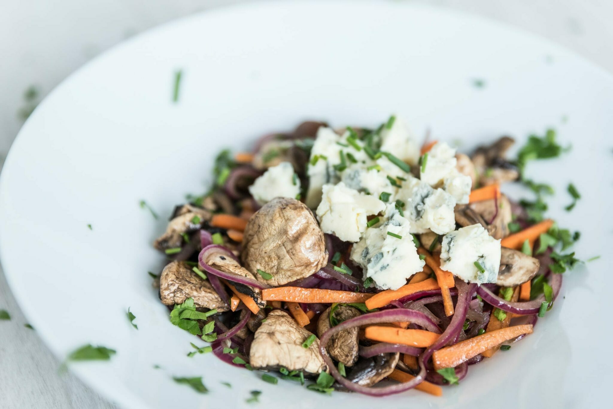 Lauwarmer Champignon-Salat mit Gorgonzola