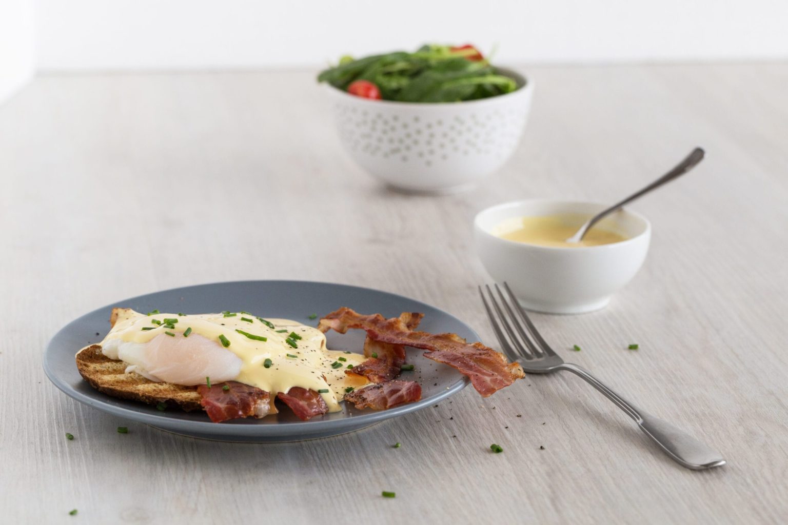 Low Carb Egg Benedict auf Bread Fit