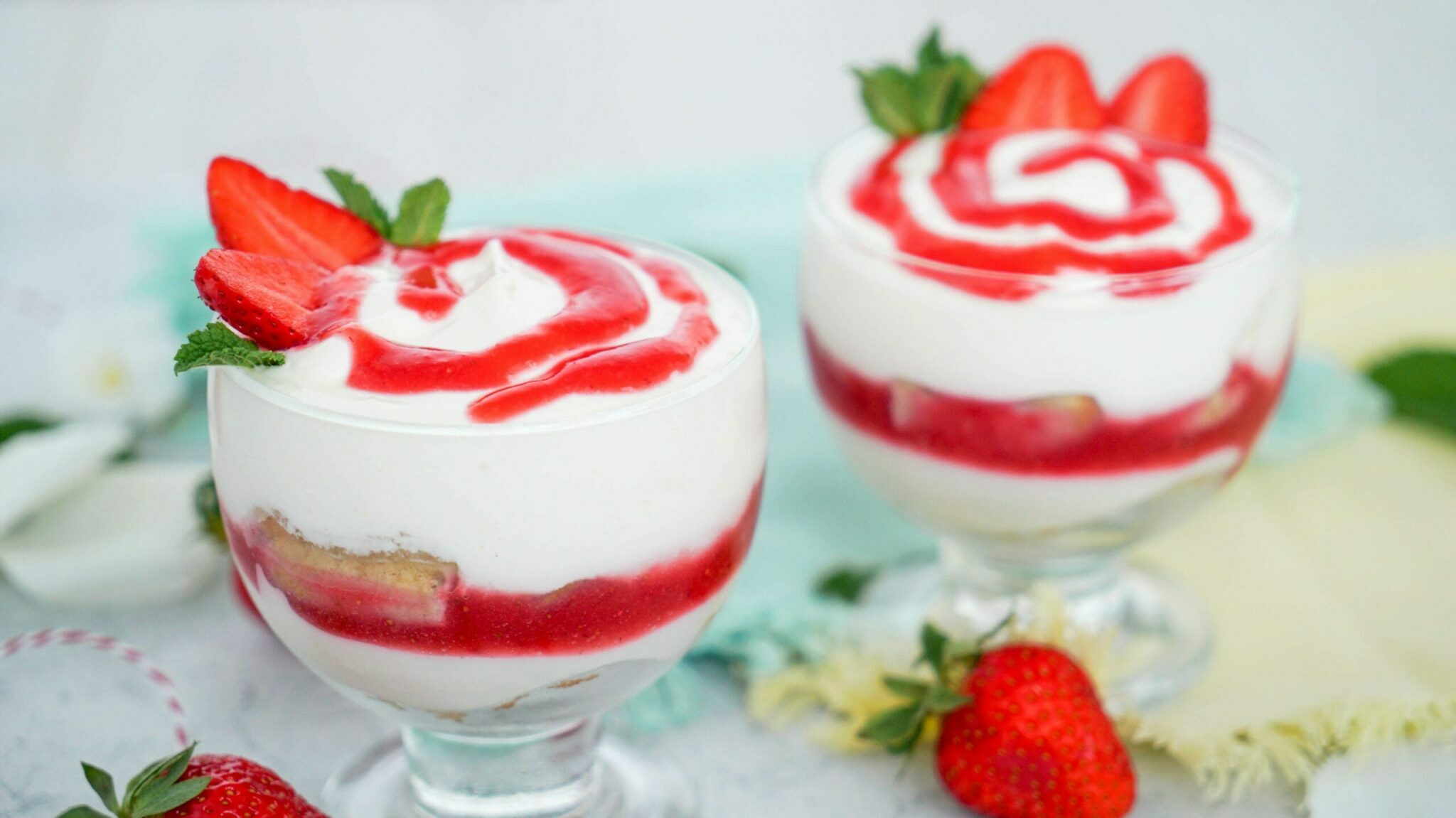 Ketogenes Erbeertiramisu mit Vanilla Heaven Biskuit