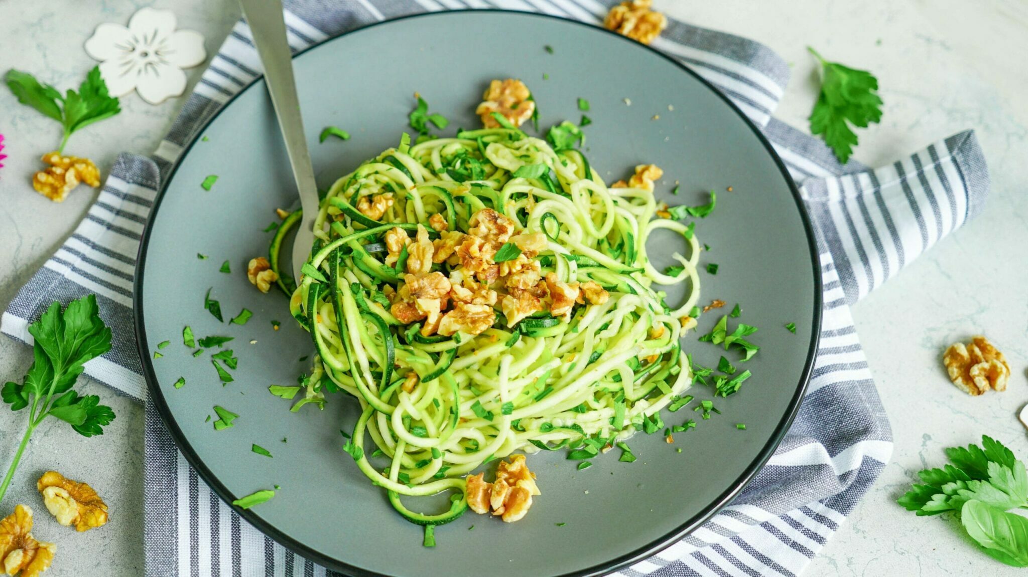Low Carb Gemüsenudeln mit Walnüssen