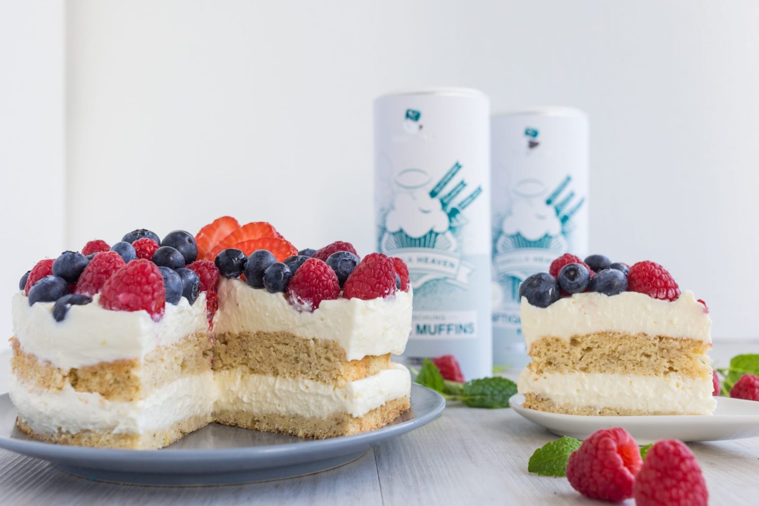 Sommerliche Frischkäse-Torte mit Beeren (Low Carb/glutenfrei)