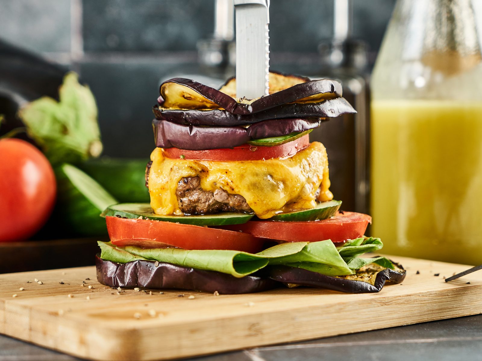 Burger mit geschmolzenem Käse im Auberginen-Bun, Rezept aus der Foodpunk-App