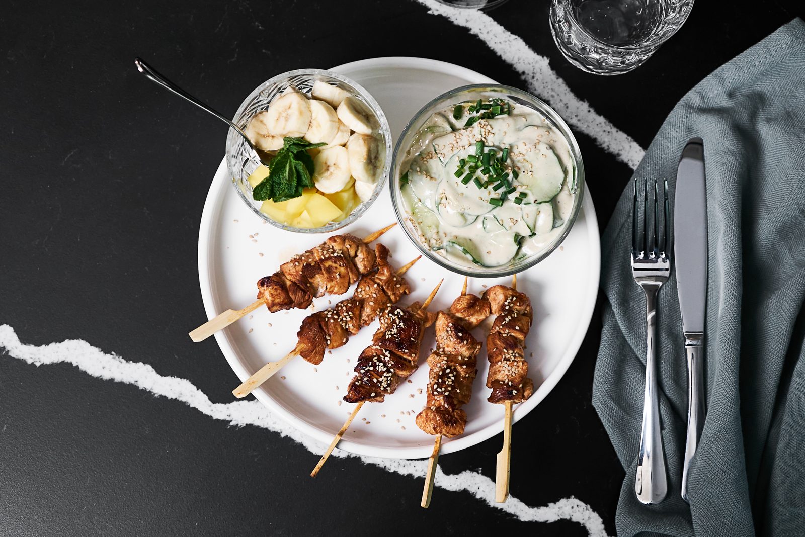 Hähnchen-Saté mit Gurken-Tahini-Salat