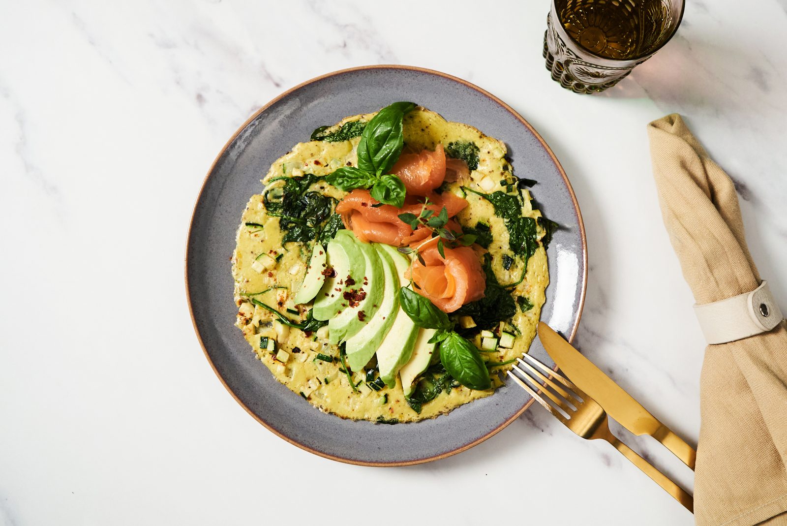 Spinat-Zucchini-Omelett mit Lachs und Avocado
