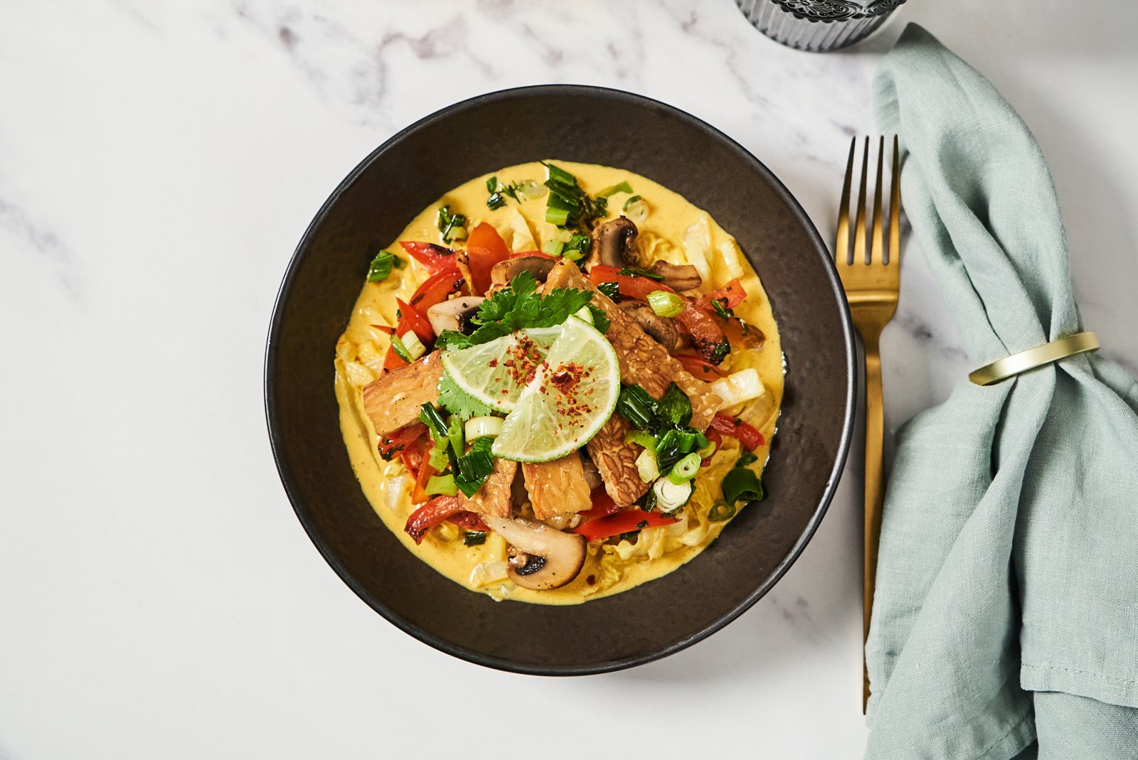 Gebratener Tempeh mit Wirsing-Kokos-Gemüse