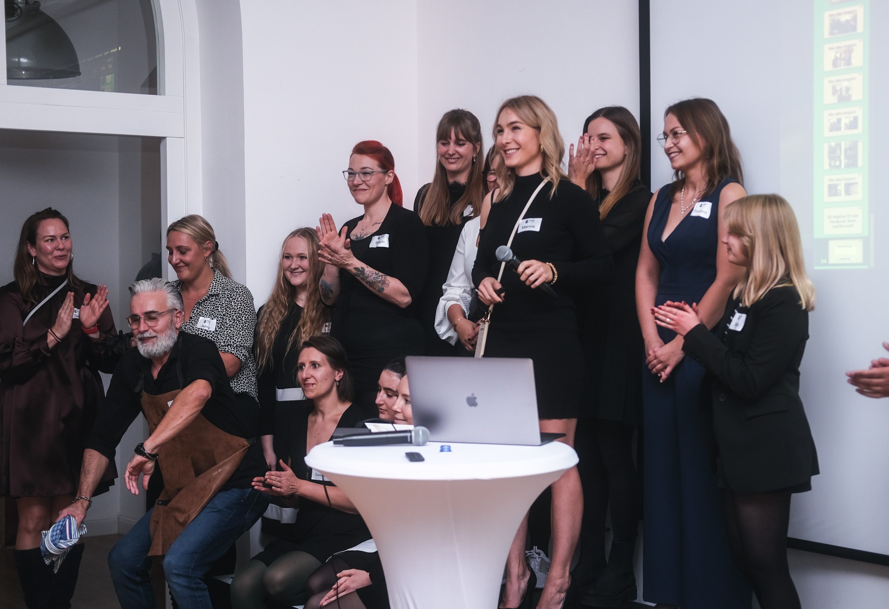 Marina Lommel mit dem Foodpunk-Team auf der Bühne beim Foodpunk Event