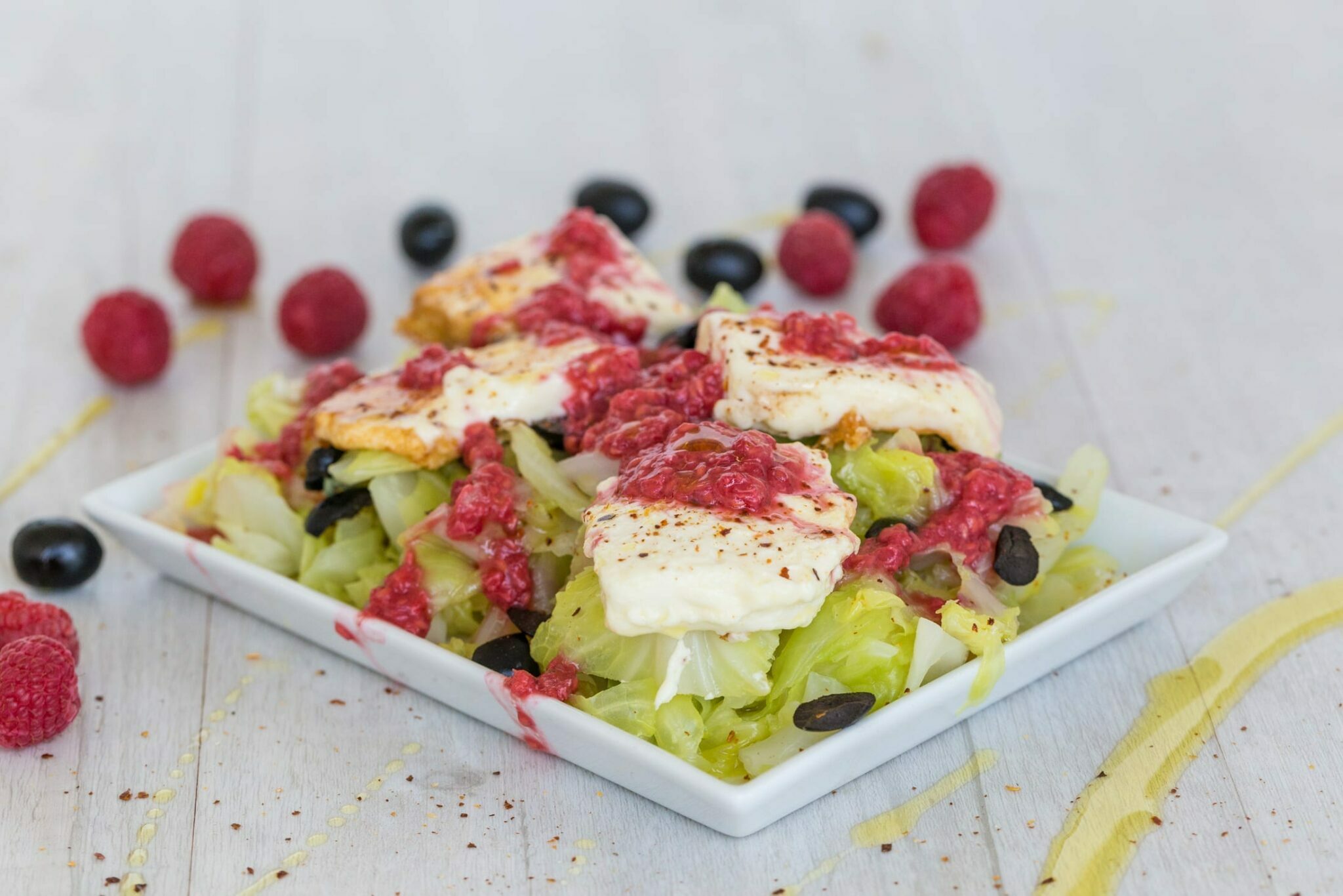 Scharfer gebratener Chili-Feta mit Spitzkohl